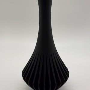Zwarte Design Vaas | Sculptural Ribbed Vase | Moderne Minimalistische Vaas | 3D Geprint | Luxe Home Decor | Statement Piece
