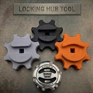 Puede incluir: Un juego de tres herramientas para cubos de bloqueo en forma de estrella en negro, gris y naranja, cada una con una abertura cuadrada central. Debajo hay un dial de cubo de bloqueo Warn metálico con el texto FREE y LOCK impreso.