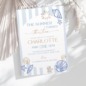 Puede incluir: Una tarjeta de invitación rectangular con rayas verticales azul claro y un centro blanco. El texto dice THE SUMMER I TURNED thirteen, CHARLOTTE, MAR 24 2PM, THOMPSON'S RESIDENCE 130 EAST 24TH STREET, NEW YORK, RSVP TO JENNIFER AT 012-345-6789.