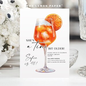 Könnte beinhalten: Eine weiße Einladungskarte mit einer Aquarellillustration eines orangefarbenen Cocktails in einem Stielglas mit einer Orangenscheibe als Garnitur. Der Text lautet: THE LEMON PAPER, SHE'S a Tini BIT OLDER! Sofie is 40! PLEASE JOIN US TO CELEBRATE SATURDAY, JUNE 18TH 5:00 PM THE VERDI GARDEN 17777 Ventura Blvd Suite 101 RSVP to Jennifer 012-345-6789.