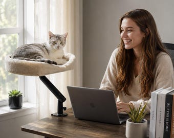 Cama para gatos montada en el escritorio con cojín de felpa y estante de trabajo para gatos con abrazadera metálica
