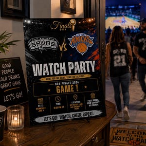 Puede incluir: Un cartel negro y naranja para una fiesta de visualización de las finales de la NBA 2026 con los logos de los San Antonio Spurs y los New York Knicks. El texto dice: WATCH PARTY, COME FOR THE GAME, STAY FOR THE VIBES, NBA FINALS 2026 GAME 1, JUNE 4.