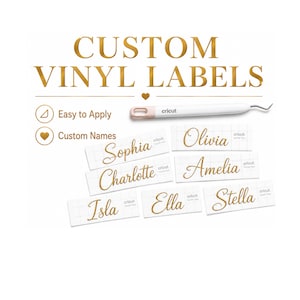 Könnte beinhalten: Individuelle Vinyl-Etiketten mit goldenen Schreibschrift-Namen wie Sophia, Charlotte, Isla, Olivia, Amelia, Ella und Stella auf weißem Transferpapier mit Gitter. Ein weiß-hellrosa Cricut-Entgitterungswerkzeug liegt über den Etiketten.