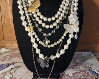 Collar llamativo con perlas de imitación de camafeo gruesas en capas y mariposa