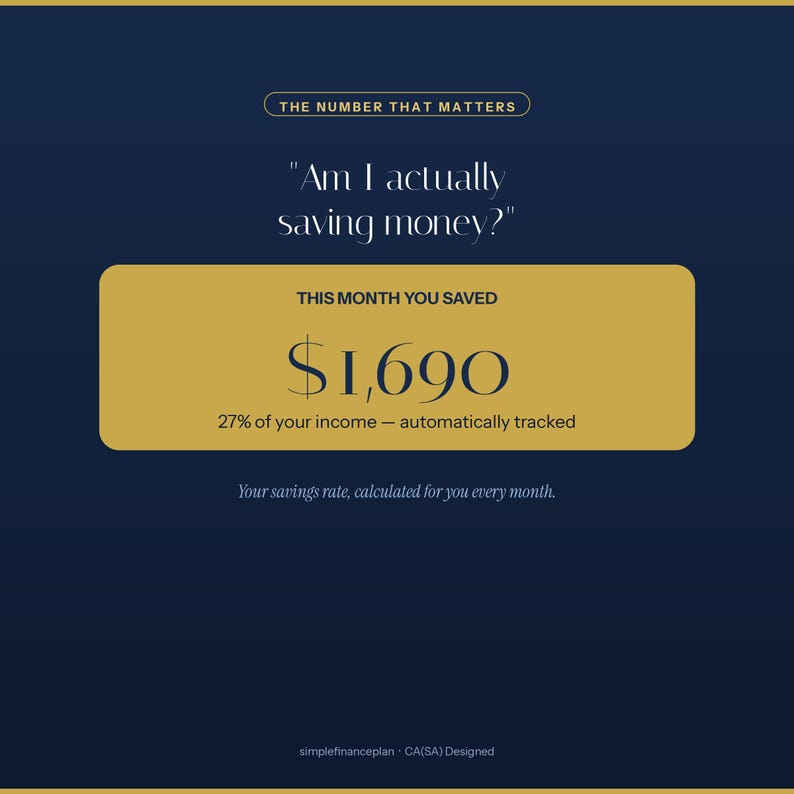 K&ouml;nnte beinhalten: Eine dunkelblaue digitale Grafik mit goldenen Akzenten, die Finanzdaten anzeigt. Der Text lautet: THE NUMBER THAT MATTERS, Am I actually saving money?, THIS MONTH YOU SAVED $1,690, 27% of your income &mdash; automatically tracked, Your savings rate, calculated for you every month, simplefinanceplan CA(SA) Designed.