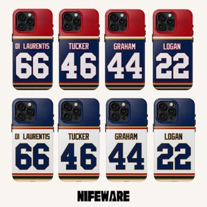 K&ouml;nnte beinhalten: Acht Handyh&uuml;llen mit Sporttrikot-Design. Die H&uuml;llen haben eine rote Oberseite und eine marineblaue Unterseite. Jede H&uuml;lle zeigt einen Namen und eine Nummer: Di Laurentis 66, Tucker 46, Graham 44 und Logan 22. Der Markenname "NIFEWARE" steht unten.