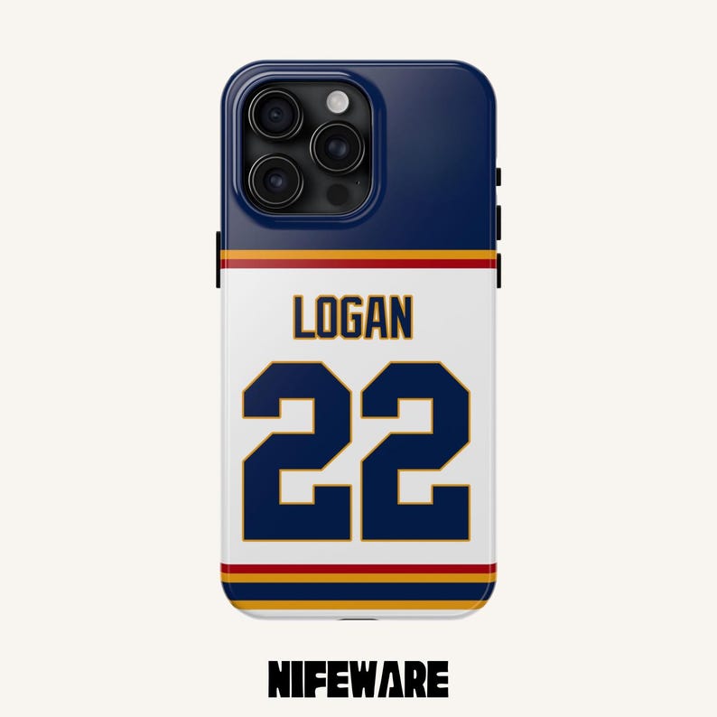 K&ouml;nnte beinhalten: Eine marineblaue und wei&szlig;e Handyh&uuml;lle mit dem Namen "LOGAN" und der Nummer "22" in Marineblau. Die H&uuml;lle hat eine marineblaue Oberseite und eine wei&szlig;e Mitte mit roten und goldenen Streifen. Der Markenname "NIFEWARE" steht unten.