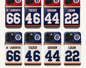 Könnte beinhalten: Acht Handyhüllen mit einem Sporttrikot-Design. Die Hüllen zeigen Namen und Nummern, darunter "DI LAURENTIS 66", "TUCKER 46", "GRAHAM 44" und "LOGAN 22". Die Hüllen haben ein Farbschema in Rot, Marineblau und Gold, mit dem Text "NIFEWARE" unten.