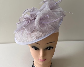 Nueva diadema tocado lila con plumas para bodas en el Royal Ascot Kentucky Derby. Sombrero redondo.