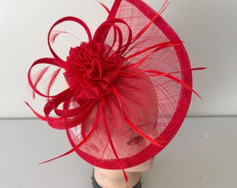 Tocado de plumas rojas en forma de lágrima, hecho a mano, para el día de la carrera, sombrero de boda, Kentucky Derby, Royal Ascot
