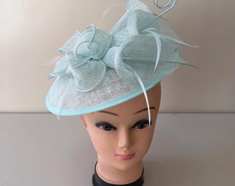 Tovenaar babyblauwe veren rond ontwerp handgemaakte bruiloft ascot hoofdbandclip, derbyhoed