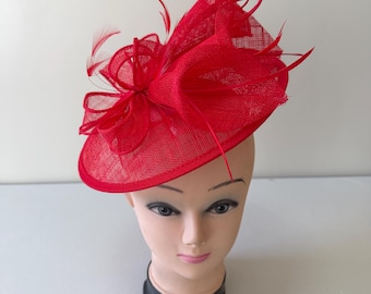 Fascinator rotondo con piume rosse, fatto a mano, ideale per matrimoni, Ascot o Derby.
