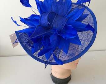 美しいロイヤルブルーのフェザーファシネーターハットデザイン、手作りのウェディングアスコットヘッドバンドクリップ、ダービーハット