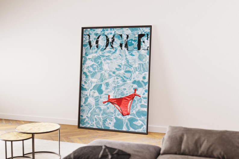Peut inclure: Panneau en bois rustique blanc avec le mot "Welcome" &eacute;crit &agrave; la main. Un petit c&oelig;ur d&eacute;coratif est fix&eacute;. Le panneau pr&eacute;sente un aspect vieilli, avec un fond en bois flou.