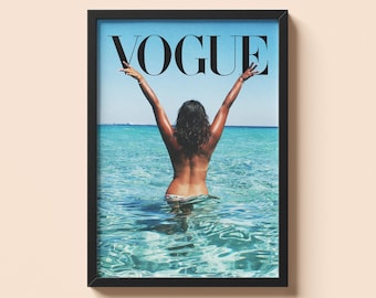Pôster vintage da Vogue com uma garota na praia | Arte de parede costeira com estilo clássico | Impressão de moda retrô