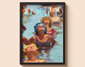 Pôster vintage da Vogue com uma mulher na piscina