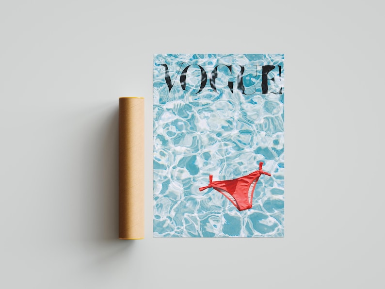 Peut inclure: Une impression de couverture du magazine Vogue avec le logo du magazine et un bikini rouge dans une piscine. Un tube de poster cylindrique marron est &agrave; c&ocirc;t&eacute; de l'impression.