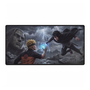 Puede incluir: Alfombrilla de ratón rectangular con una escena de anime dramática. Dos personajes están representados en una batalla, uno de ellos sosteniendo un orbe azul brillante. El fondo muestra un cielo tormentoso y una estatua de piedra.