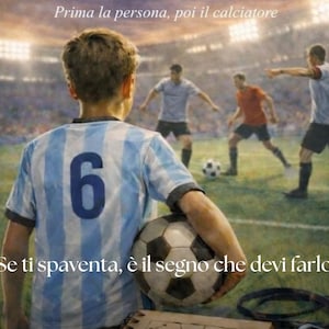 Può includere: Un giovane calciatore con una maglia a righe bianche e azzurre con il numero 6 sulla schiena, che tiene un pallone da calcio. L'immagine include il testo "Prima la persona, poi il calciatore" e "Se ti spaventa, è il segno che devi farlo."