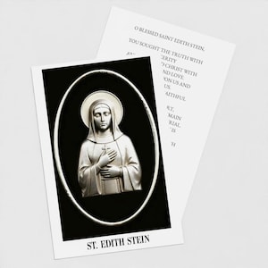 Puede incluir: Una tarjeta religiosa plateada que presenta una representación de Santa Edith Stein dentro de un marco ovalado sobre un fondo negro. La tarjeta incluye el texto "ST. EDITH STEIN" en la parte inferior. Una tarjeta separada con texto religioso es visible en el fondo.