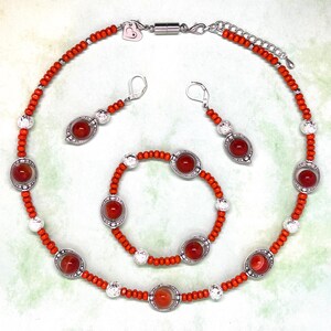 Conjunto de joyas hechas a mano de piedra de lava de cornalina, collar, pulsera y pendientes de piedra preciosa naranja.