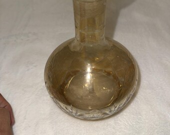 Decanter vintage in vetro ambrato trasparente tagliato a vivo con tappo sfaccettato e incisione.
