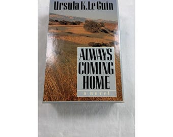 Siempre volviendo a casa, de Úrsula K. Le Guin (1985, libro de bolsillo y casete), primera edición.