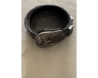 Plato organizador con forma de hebilla de cinturón estilo western vintage – Cuenco rústico de resina con forma de vaquero.