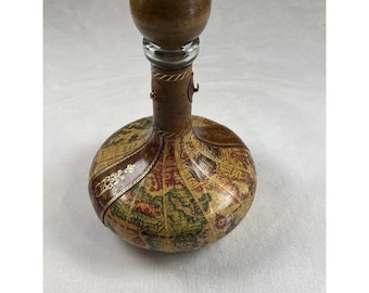 Botella decantadora con mapa de cuero vintage, fabricada en Italia, años 70. Artículos de bar.