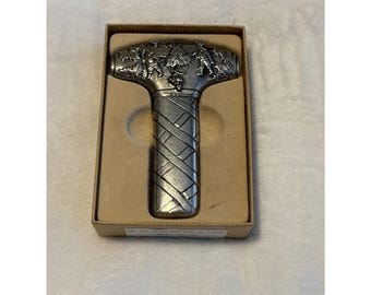 Sacacorchos francés antiguo de peltre con mango en T, abridor de vino con diseño de vid y Bacchus, en caja.