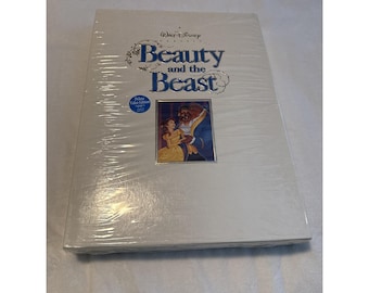 Caja conmemorativa vintage de Disney La Bella y la Bestia en VHS, CD e impresión litográfica.