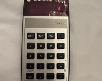 Calcolatrice vintage Texas Instruments TI-1000 a 5 funzioni, testata e funzionante. Stile retrò.