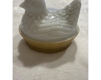 Vintage Avon White Milk Glass Hen on Nest Covered Dish Trinket Box Candy Dish