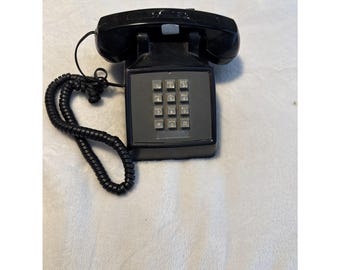 Teléfono de escritorio antiguo negro con botones