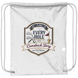 Puede incluir: Una mochila de cuerdas blanca con un emblema gráfico central que incluye el texto "EST. PLANO TX", "EVERY HOLE IS A", "Comeback Story" y "PAR FOR THE WIT". El diseño presenta ilustraciones de dos palos de golf, una bandera y un trofeo.