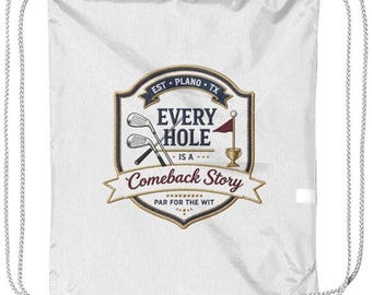 Puede incluir: Una mochila de cuerdas blanca con un emblema gráfico central que incluye el texto "EST. PLANO TX", "EVERY HOLE IS A", "Comeback Story" y "PAR FOR THE WIT". El diseño presenta ilustraciones de dos palos de golf, una bandera y un trofeo.