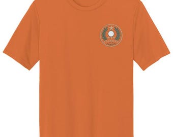 Camiseta de golf Fairway Famous para hombre bordada