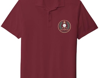 Puede incluir: Un polo de manga corta color granate con cuello y tapeta de tres botones. En el pecho izquierdo hay un emblema circular con una pelota de golf, una estrella dorada, ramas de laurel verdes y el texto "FAIRWAY FAMOUS" en un borde circular.