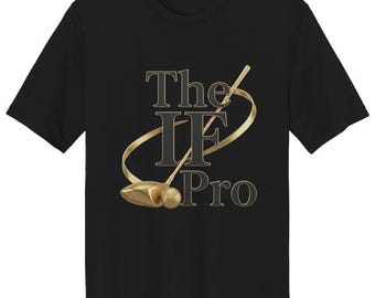 Puede incluir: Una camiseta negra de manga corta con un diseño gráfico de color dorado en el pecho. El diseño incluye el texto "The IF Pro" en una fuente con serifa, acompañado de un palo de golf dorado estilizado y una pelota de golf con una cinta dorada.