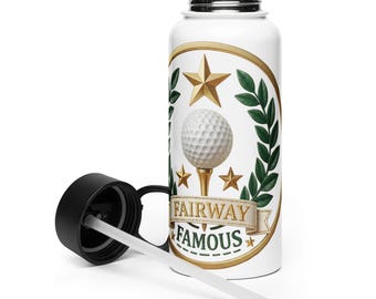 Puede incluir: Una botella de agua blanca con tapa y pajita negras, con un gráfico de una pelota de golf sobre un tee, estrellas doradas y hojas de laurel verdes. Una banda central contiene el texto FAIRWAY FAMOUS en letras doradas y verde oscuro.