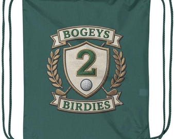Puede incluir: Una bolsa de cordón verde oscuro con un diseño de escudo bordado. El escudo muestra el número 2, una pelota de golf y dos palos de golf cruzados, flanqueados por ramas de laurel. El texto BOGEYS y BIRDIES aparece en pancartas arriba y abajo.