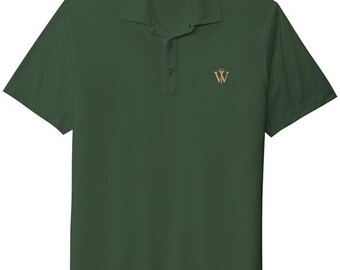 Puede incluir: Un polo de manga corta en color verde bosque oscuro con cuello clásico, tapeta de tres botones y un pequeño logotipo bordado en color dorado en el pecho izquierdo que representa la letra W con una forma de diamante encima.
