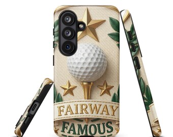 Puede incluir: Funda de teléfono con una pelota de golf sobre un tee, estrellas doradas y hojas verdes sobre un fondo beige. Las palabras "FAIRWAY FAMOUS" están en una pancarta. La funda tiene un borde dorado y un recorte para la cámara.