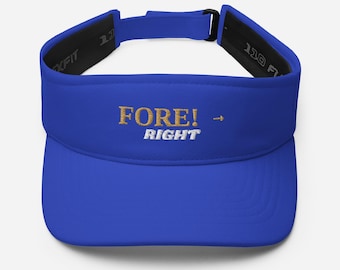 Puede incluir: Visera azul real con las palabras "FORE! RIGHT" bordadas en oro y blanco. La visera tiene una visera curvada y una correa ajustable. El texto va acompañado de una flecha que apunta hacia la derecha.