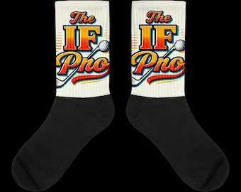 Puede incluir: Un par de calcetines con la parte superior blanca y un diseño gráfico que dice The IF Pro en una fuente con degradado naranja y amarillo, acompañado de una ilustración de un palo y una pelota de golf, con talones y punteras negros.
