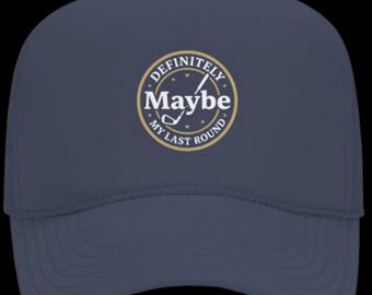 Puede incluir: Una gorra de béisbol azul marino con un emblema circular en la parte delantera. El emblema tiene un borde dorado y contiene el texto blanco "DEFINITELY Maybe" y "MY LAST ROUND" con un gráfico blanco de un palo de golf.