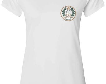 Camiseta de golf Fairway Famous para mujer, bordada, de alto rendimiento, protección UPF 50, fabricada por una empresa de golf propiedad de veteranos, que absorbe la humedad, Par For The Wit