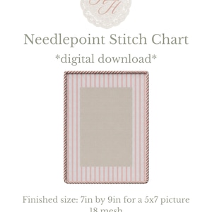 Op de afbeelding: Een digitale kruissteekkaart met een roze en wit gestreepte rand en een beige midden. De tekst luidt "Needlepoint Stitch Chart" en "Afmeting: 17,8 cm bij 22,9 cm voor een foto van 12,7 cm bij 17,8 cm 18 mesh". Het Hobby Home-logo staat onderaan.