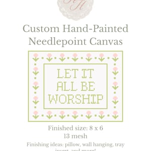 Könnte beinhalten: Eine handbemalte Stickvorlage mit dem Text LET IT ALL BE WORSHIP in einer verpixelten Schriftart. Das Design ist von einer Bordüre aus kleinen rosa Blumen und grünen Stielen umrahmt. Der Text gibt eine fertige Größe von 8 x 6 und 13 mesh an.