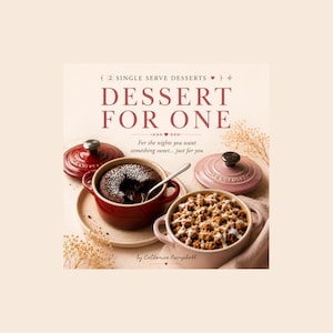 Könnte beinhalten: Ein Kochbuchcover mit dem Titel "Dessert for One" mit zwei Einzelportionen Desserts. Ein Schokoladenkuchen in einer roten Auflaufform und ein Crumble in einer rosa Auflaufform. Der Text lautet "For the nights you want something sweet... just for you."